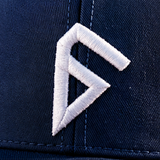 Gros plan sur la broderie 3D crème du logo Falco