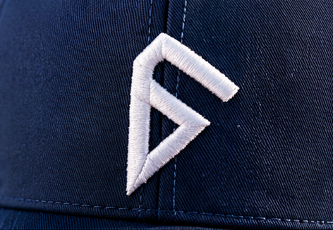 Gros plan sur la broderie 3D crème du logo Falco