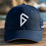 Casquette trucker navy Falco vue de face, broderie 3D du logo