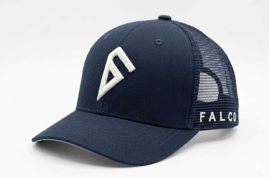 Casquette trucker navy Falco de trois-quarts, logo latéral crème